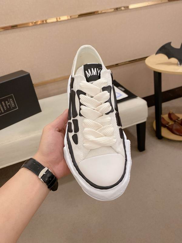 Maison Mihara Yasuhiro Wayne Low-Top Sneaker — White / Black