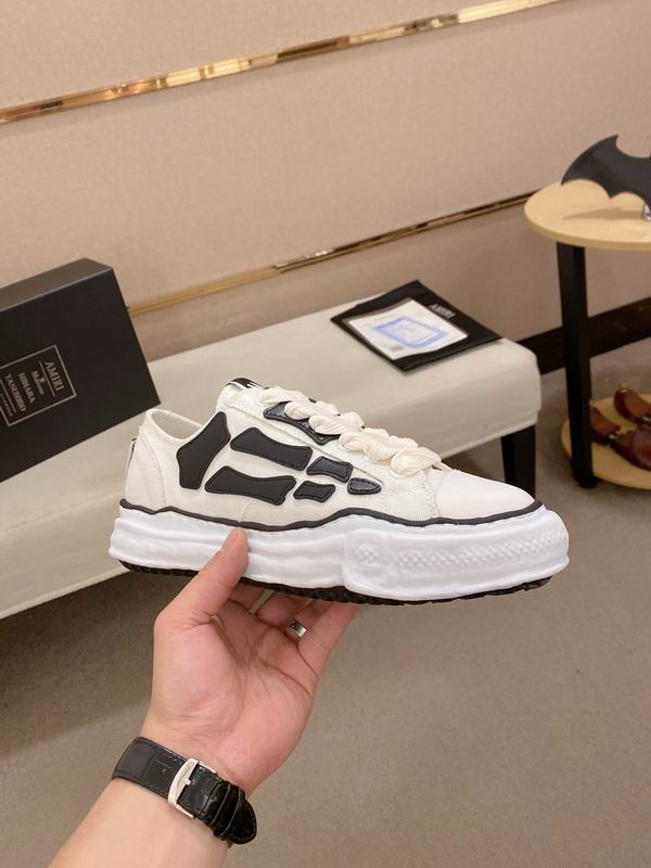 Maison Mihara Yasuhiro Wayne Low-Top Sneaker — White / Black